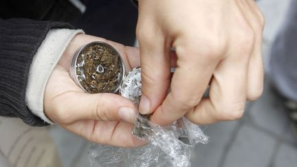 Dealer de cannabis &agrave; Marseille, un boulot sans "issue, sans perspectives" selon Ryan, 20 ans. (ANDRES STAPFF / REUTERS)