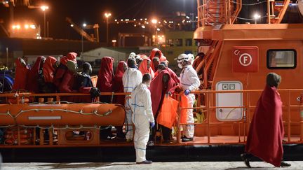 Des&nbsp;migrants secourus en mer arrivent à Malaga, en Espagne après avoir traversé la Méditerranée via le Maroc, le 6 janvier 2019.&nbsp; (GUILLAUME PINON / NURPHOTO / AFP)