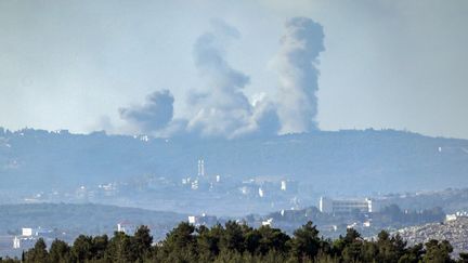 De la fumée s'élève au-dessus du sud du Liban, après un bombardement israélien, le 29 septembre 2024. (MENAHEM KAHANA / AFP)