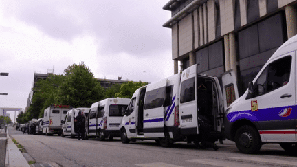 Deux jours après la mort de Nahel, tué par un policier après un refus d’obtempérer, une marche blanche est organisée dans la ville où habitait l’adolescent. Le journaliste Madjid Khiat fait le point en direct de la préfecture de Nanterre, jeudi 29 juin. (France 2)