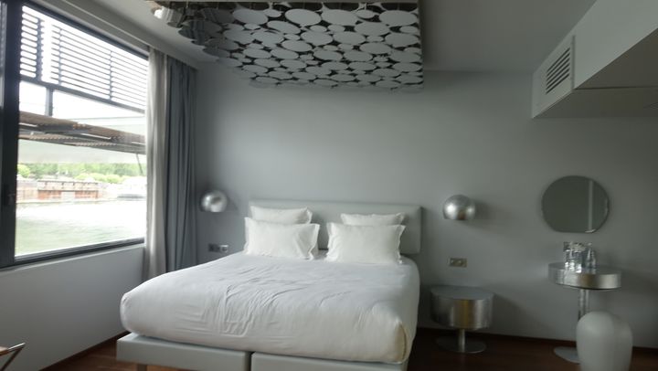 La collection Drago est présentée au OFF Paris Seine Hôtel, premier hôtel flottant sur la Seine. L’espace intérieur pour le public ainsi que les suites ont été designés par Maurizio Galante et son associé Tal Lancman.
 (Corinne Jeammet)