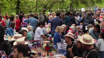 Au lendemain du couronnement de Charles III, les Britanniques se sont rassemblés en nombre, dimanche 7 mai, dans tout le pays. Dans les rues, chaque voisin a apporté un plat à partager dans une ambiance très festive. (FRANCEINFO)