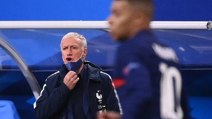 Didier Deschamps satisfait de ses Bleus, vainqueurs de la Suède 4-2 (FRANCK FIFE / AFP)