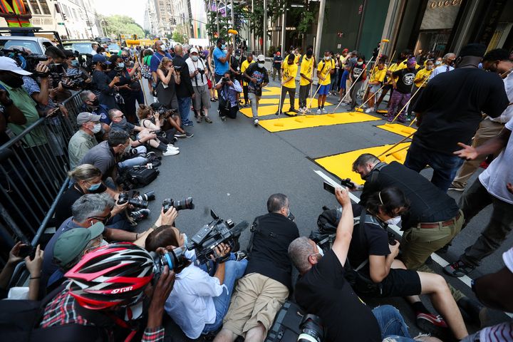 L'action coup de poing devant la tour Trump, le 9 juillet 2020 à New York, a été largement filmée et photographiée.&nbsp; (TAYFUN COSKUN / ANADOLU AGENCY / AFP)