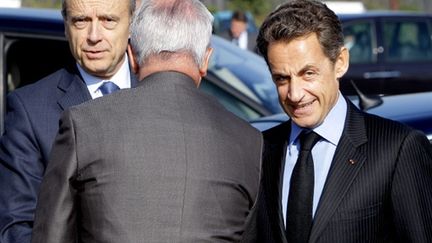 Nicolas Sarkozy avec le maire de Bordeau Alain Juppé sur le site girondin du futur laser mégajoule, le 14 octobre 2010 (AFP/BOB EDME)