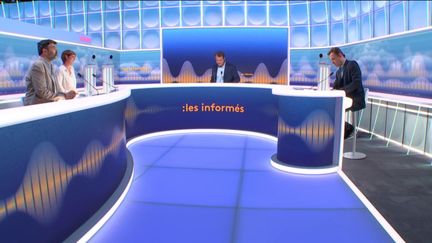 Tous les jours, les informés débattent de l'actualité autour de Marc Fauvelle et Renaud Dély. (FRANCEINFO / RADIO FRANCE)