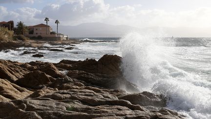 De fortes vagues s'écrasent sur des rochers à Ajaccio, en Corse-du-Sud, sous l'effet de vents violents, le 17 janvier 2018. (PASCAL POCHARD-CASABIANCA / AFP)