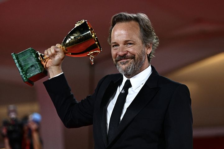 L'acteur Peter Sarsgaard pose avec la Coppa Volpi du meilleur acteur qu'il a reçue pour son rôle dans le film "Memory" lors d'un photocall au 80e Festival du Film de Venise le 9 septembre 2023. (GABRIEL BOUYS / AFP)