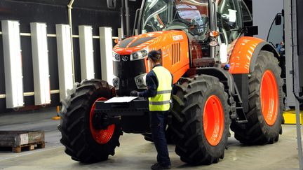 Tracteur Kubota fabriqué dans l'usine de Bierne (Nord). (FRANCOIS LO PRESTI / AFP)