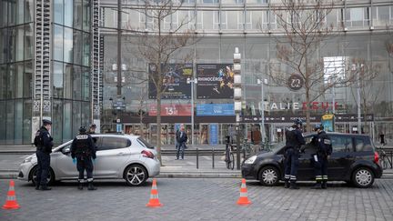 Des policiers effectuent des contrôles place d'Italie à Paris. (THOMAS SAMSON / AFP)