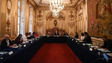 La ministre de la transition écologique, Barbara Pompili, le Premier ministre, Jean Castex, et le ministre délégué aux relations avec le Parlement, Marc Fesneau, lors d'une réunion avec les représentants de la Convention citoyenne pour le climat à l'hôtel Matignon, à Paris, le 30 septembre 2020.&nbsp; (CHRISTOPHE ARCHAMBAULT / AFP)