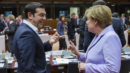 Le Premier ministre grec, Alexis Tsipras, et la chanceli&egrave;re allemande, Angela Merkel, plaisantent lors d'un sommet europ&eacute;en &agrave; Bruxelles (Belgique), le 25 juin 2015. (YVES HERMAN / REUTERS)