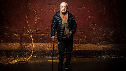 Peter Brook en 2018 sur,la scène des Bouffes du Nord lors de la pièce&nbsp;"The Prisoner" écrite et dirigée par Peter&nbsp;Brook et Marie-Helen Estienne&nbsp; (LIONEL BONAVENTURE / AFP)