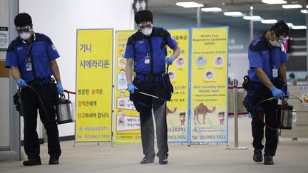 &nbsp; (La désinfection des sols à l'aéroport international de Séoul © Kim Hong-Ji / Reuters)