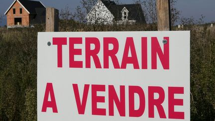 Pancarte "Terrain à vendre" à Ammertzwiller (Haut-Rhin). (DENIS SOLLIER / MAXPPP)