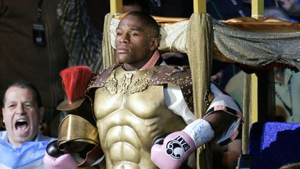 Le boxeur Floyd Mayweather fait son entr&eacute;e dans le Mandalay Bay Events Center de Las Vegas (Nevada) pour un combat contre Carlos Baldomir, le 4 novembre 2006. (STEVE MARCUS / REUTERS)