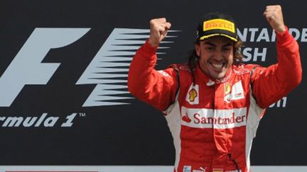 Le bonheur de Fernando Alonso après sa victoire à Silvestorne. Son seul succès de la saison. Malgré beaucoup de volonté, la Scuderia ne disposait pas de la monoplace pour rivaliser avec Red Bull et McLaren. Quatrième du classement des pilotes.