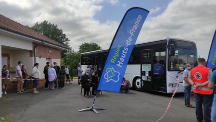 Le vaccinobus arrêté dans la commune de&nbsp;Capelle-les-Hesdin (Hauts-de-France) le 17 juillet 2021. (PAOLA GUZZO / RADIO FRANCE)