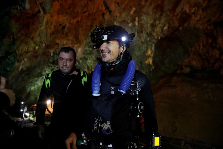 Des plongeurs étrangers remontent de la grotte de Tham Luang (Thaïlande), le 1er juillet 2018, lors des recherches de douze enfants et un adulte, finalement découverts le lendemain. (SOE ZEYA TUN / REUTERS)