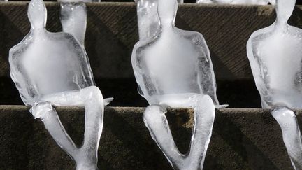 Nele Azevedo invite le public à déposer des milliers de petits personnages de glace sur les escaliers d'un square. Une action symbolique pour avertir poétiquement des dangers du réchauffement climatique et de l'éphémérité de la vie. A voir et faire au Square Aristide Cavaillé, 5 rue de Belzunce Paris 10e de 19h à 1h du matin (ou moins selon conditions climatiques).
 (Nele Azevedo)