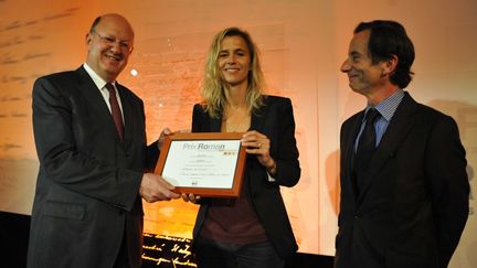 Rémy Pflimlin, président de France Télévisions, remet le prix à Delphine de Vigan, sous les yeux d&#039;Olivier Barrot, président du jury de sélection
 (Gaël Dupret / MaxPPP France)