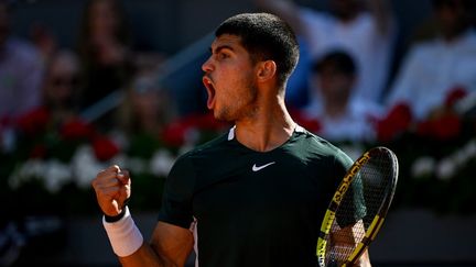 Carlos Alcaraz lors de son match contre Novak Djokovic, à Madrid, le 7 mai 2022. (PIERRE-PHILIPPE MARCOU / AFP)