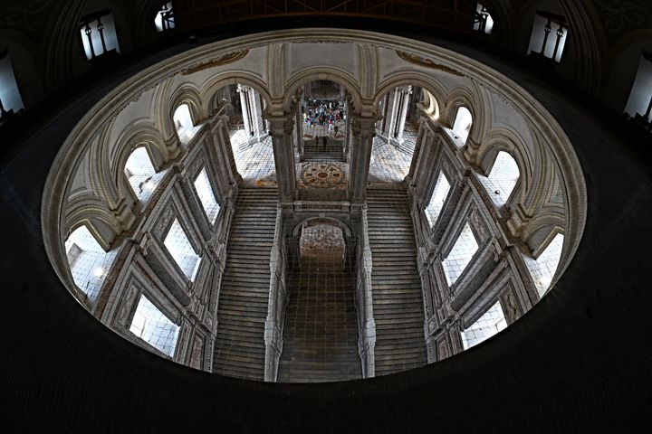 Le grand escalier d'honneur du Palais Royal de Caserte en Italie, le 12 mai 2023. (ANDREAS SOLARO / AFP)