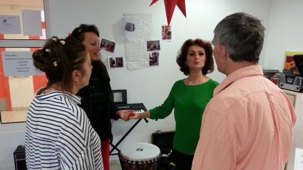  (Cours de musicothérapie à la résidence "Le chemin" de Cesson (Seine-et-Marne) © Radio France - Bruno Rougier)