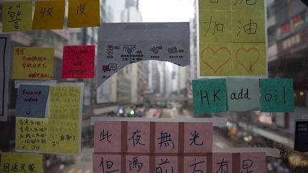 Des messages laissés sur des post-it sur le pont piétonnier de Wan Chai District à Hong Kong, version du "mur de Lennon" hongkongais, le 11 juillet 2019. (HOW HWEE YOUNG / EPA)