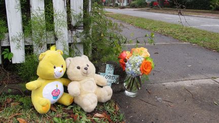 Deux oursons d&eacute;pos&eacute;s au coin d'une rue de Brunswick. Un b&eacute;b&eacute; de 13 mois y a &eacute;t&eacute; tu&eacute; pour de l'argent, le 23 mars 2013. (RUSS BYNUM / AP / SIPA)