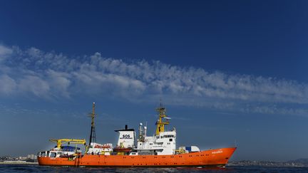 L'Aquarius de nouveau en quête d'un port d'accueil pour 141 migrants secourus le 10 août 2018. (BORIS HORVAT / AFP)