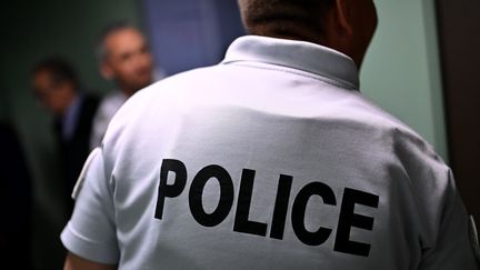 Un policier effectue un contrôle en boîte de nuit à Roanne (Loire), le 14 mai 2022. (REMY PERRIN / MAXPPP)