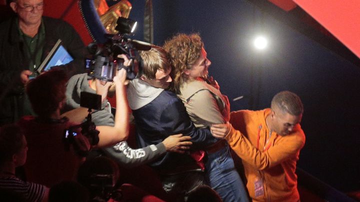 Une femme est &eacute;vacu&eacute;e du Cirque d'Hiver par le service d'ordre du meeting organis&eacute; par le PS, mardi 8 septembre 2015 &agrave; Paris. (JACQUES DEMARTHON / AFP)