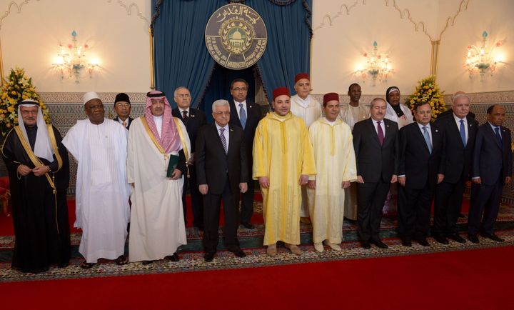 Le roi du Maroc Mohammed VI (5e en partant de la gauche)&nbsp;se tient à côté de Mahmoud Abbas (quatrième en partant de la gauche) lors d'une réunion du comité Al-Qods à Marrakech en 2014. (FADEL SENNA / AFP)