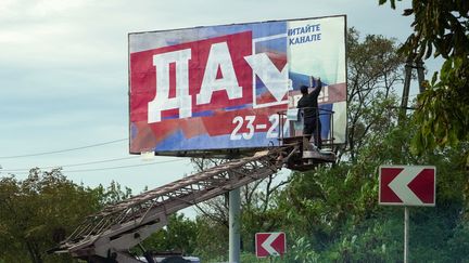 Une affiche en faveur du "oui" au référendum d'annexion, le 26 septembre 2022 à Berdyansk, dans la&nbsp;région occupée de Zaporijjia (Ukraine). (STRINGER / AFP)