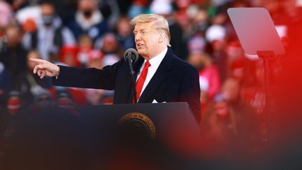 Donald Trump pendant un meeting de campagne à Muskegon, dans le Michigan (Etats-Unis), le 17 octobre 2020.&nbsp; (REY DEL RIO / GETTY IMAGES NORTH AMERICA / AFP)