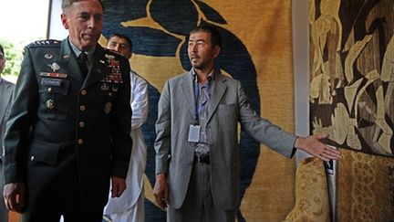 le général américain Petraeus, commandant de l'Isaf en visite dans un bazar à Kaboul, le 20 juillet 2010 (AFP/Shah Marai)