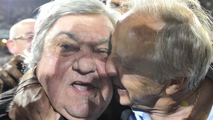 Ren&eacute; Girard, l'entra&icirc;neur de Montpellier, embrasse Louis Nicollin, pr&eacute;sident du club, apr&egrave;s la victoire contre Lille (1-0), le 13 mai 2012. (BORIS HORVAT / AFP)