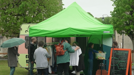 Mode : une friperie ambulante pour amener la seconde main dans les villages reculés (France 2)