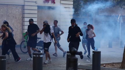 Les forces de l'ordre ont eu recours aux gaz lacrymogènes pour disperser les émeutiers le 1er juillet 2023 à Marseille. (CLEMENT MAHOUDEAU / AFP)