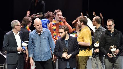 L'équipe de "Cher Pays de notre enfance" reçoit le Fauve "Prix du public Cultura"&nbsp;lors de la cérémonie de remise des prix du festival de la BD d'Angoulême, samedi 30 janvier 2016. (GEORGES GOBET / AFP)