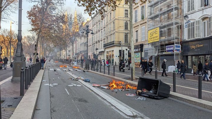 Des incidents ont eu lieu à Marseille, en marge d'une manifestation en hommage aux victimes de l'attaque raciste à Paris, le 24 décembre 2022. (ANTOINE AUBERT / FRANCEINFO)