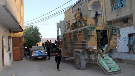 &nbsp; (L'armée et la police tunisienne en patrouille dans le gouvernorat de Kasserine, près de la frontière algérienne © REUTERS)