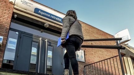 Une femme entre dans une agence assurance-retraite d'Armentières, dans le nord de la France, le 15 février 2019. (PHILIPPE HUGUEN / AFP)