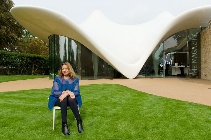 Zaha Hadid devant la Serpentine Sackler Gallery à Londres (2013)
 (Leon Neal/AFP)