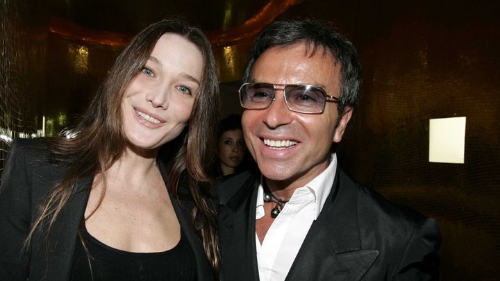 La chanteuse et mannequin Carla Bruni avec le directeur artistique de Guerlain,&nbsp;Olivier Echaudemaison&nbsp;en juillet 2005.&nbsp; (VILLARD/NIVIERE/SIPA)