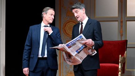 Les acteurs Alain Leempoel (à gauche)&nbsp;et Didier Brice dans la pièce "Le Jeu du Président" de Julien Gelas, donnée au théâtre du Chêne Noir à Avignon en décembre 2021. (NICOLAS TUCAT / AFP)