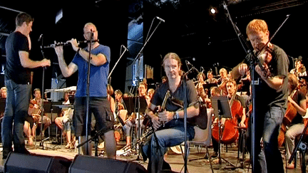 Pour le Festival Interceltique de Lorient, le groupe irlandais "Lunasa" joue avec un orchestre de 55 musiciens
 (France 3 / Culturebox)