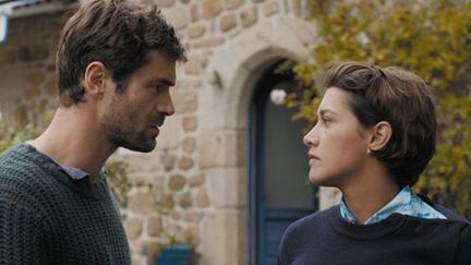 Emma De Caunes et Yannick Renier dans "Les châteaux de sable" 
 (La Belle Company )