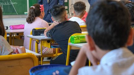 Des élèves écoutent leur professeur dans une salle de classe, le 4 septembre 2023 à Valence (Drôme). Image d'illustration. (NICOLAS GUYONNET / HANS LUCAS)